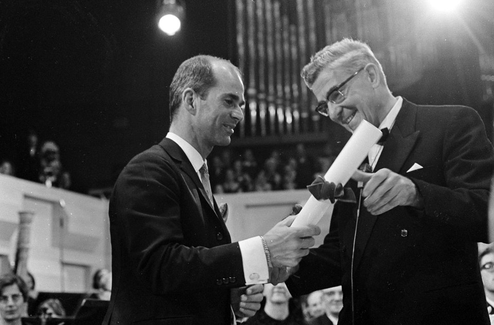 Grand Gala du Disque Klassiek. Acteur Henk van Ulsen ontvangt Edison van burgeme, Bestanddeelnr 920-7618