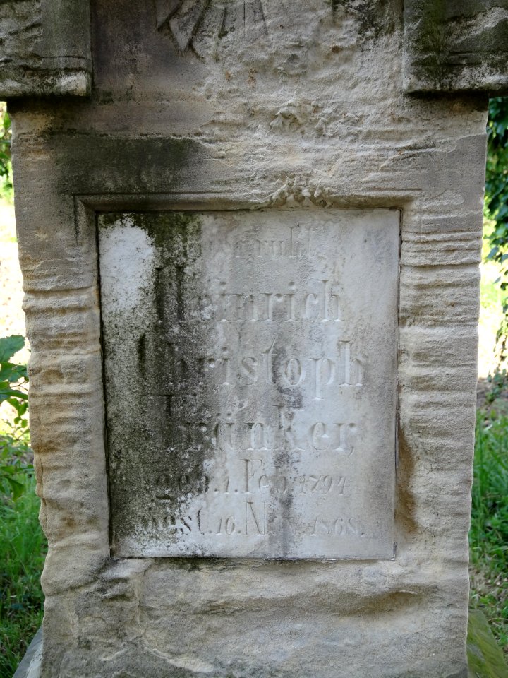Grabstein neben der Kirche von Bechstedtstraß 3