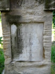 Grabstein neben der Kirche von Bechstedtstraß 3