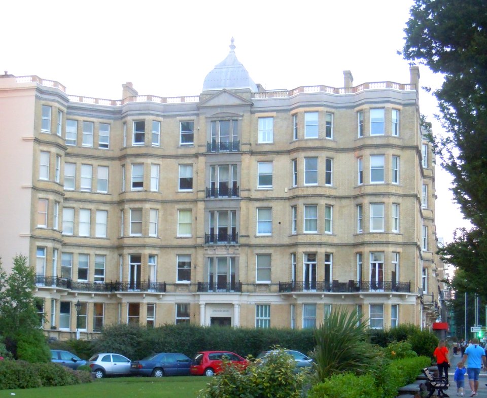 Grand Avenue Mansions, Grand Avenue, Hove (June 2017) (2)