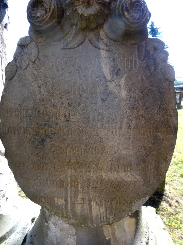 Grabstein neben der Kirche von Bechstedtstraß 2