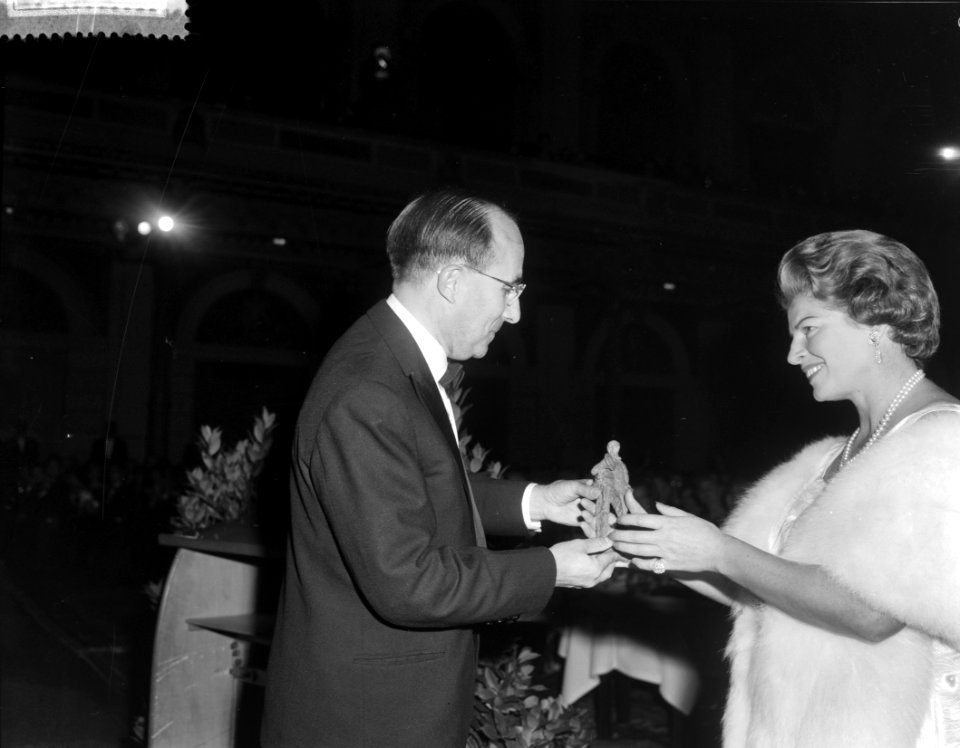 Grand Gala du Disque Classique Minister Cals reikt Polison uit aan Gre Brouwen, Bestanddeelnr 915-5999