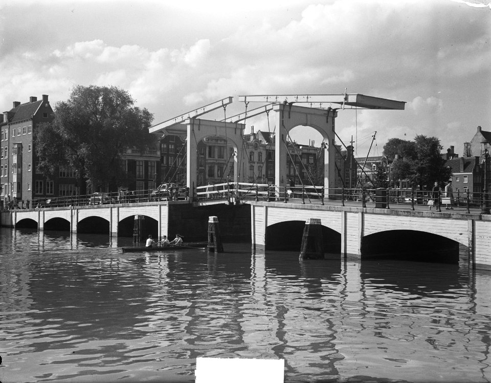 Grachtentocht door Amsterdam bij magere brug, Bestanddeelnr 904-1915