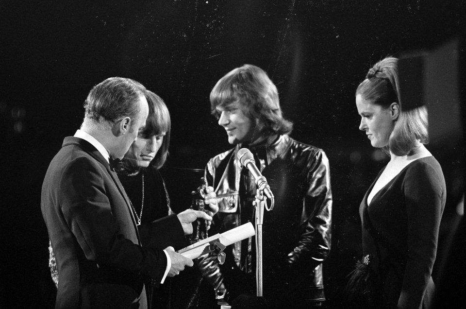 Grand Gala du Disque. Vlnr. Wim Sonneveld, Harry Muskee (van Cuby and the Blizz…, Bestanddeelnr 921-1489