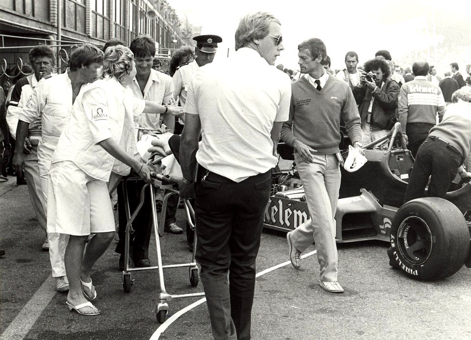 Grand Prix 1984. Ongeluk op het circuit het afbreken enneerstorten van een trap en balustrade, op de foto het afvoeren van de gewonden. Geschonken in 1986 door United Photos de Boer bv. Iden, NL-HlmNHA 54005218