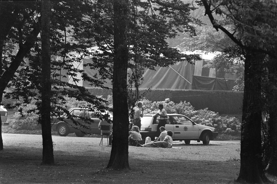 Graf King Kong onder tent op begraafplaats Crooswijk in Rotterdam geopend, Bestanddeelnr 933-6893
