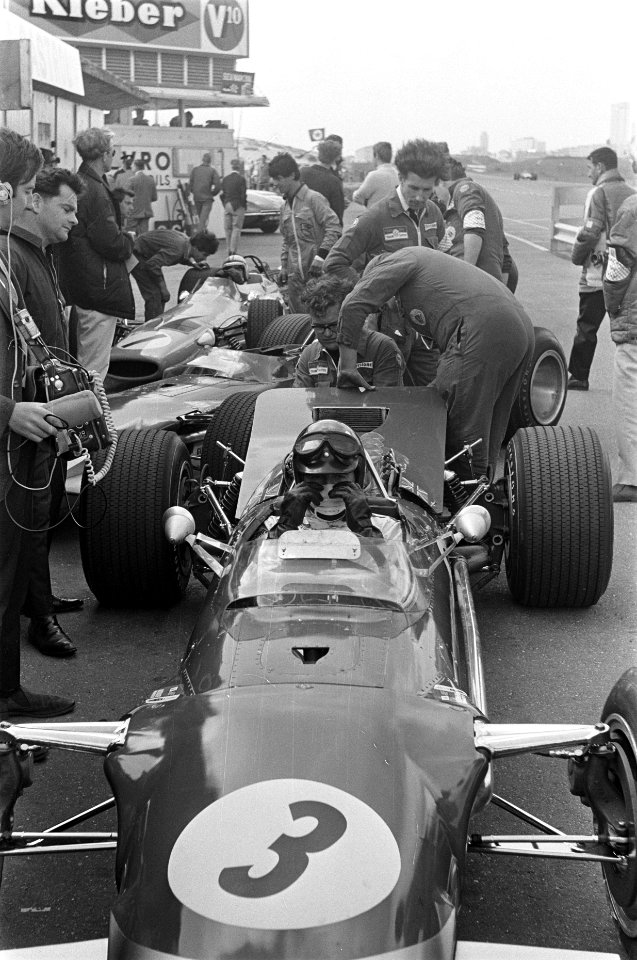 Grand Prix 68 Zandvoort training. Graham Hill (nr. 3), Bestanddeelnr 921-4529