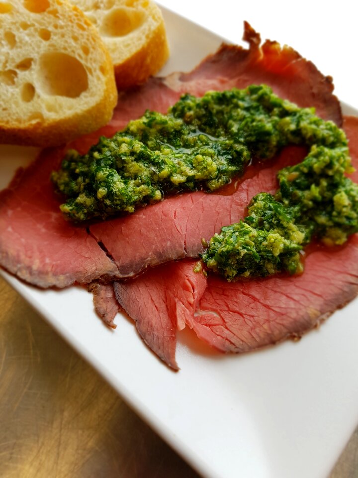 Appetizers roast beef grønsauce