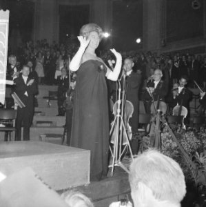 Grand Gala du Disque , Renata Tebaldi bedankt publiek, Bestanddeelnr 914-3533