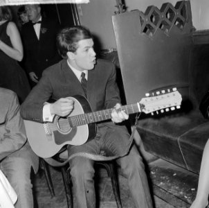 Grand Gala du Disque in Concertgebouw Uitreiking Edisons Adamo met gitaar, Bestanddeelnr 916-9666