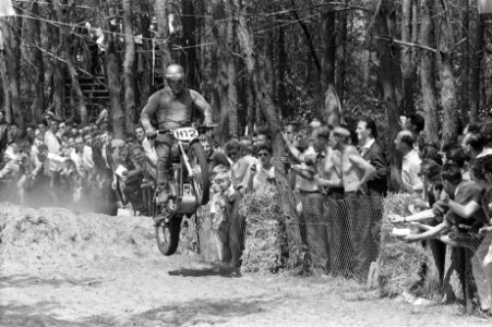 Grand Prix Motor Cross te Schijndel Tijdens de eerste manche vlnr no 39 To, Bestanddeelnr 915-2389