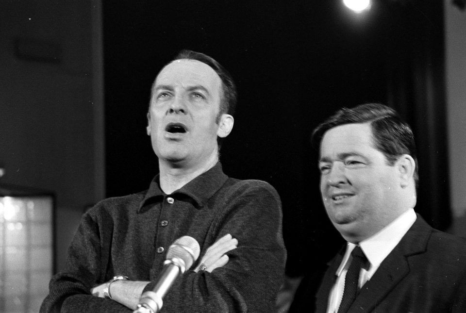 Grand Gala du Disque in de RAI. Presentator Wim Sonneveld zingt met Willy Albert, Bestanddeelnr 921-1449