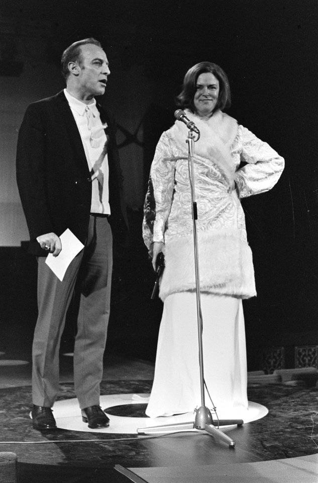Grand Gala du Disque in RAI. Wim Sonneveld en Ina van Faassen in scene, Bestanddeelnr 921-1402