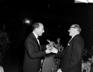 Grand Gala du Disque Classique Minister Cals reikt Polison uit aan Helmut Wins, Bestanddeelnr 915-5998