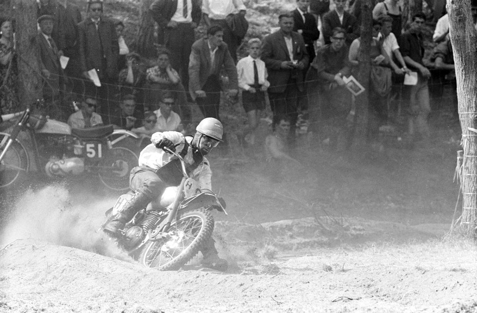 Grand Prix Motor Cross te Schijndel Tijdens de eerste manche vlnr no 39 To, Bestanddeelnr 915-2394
