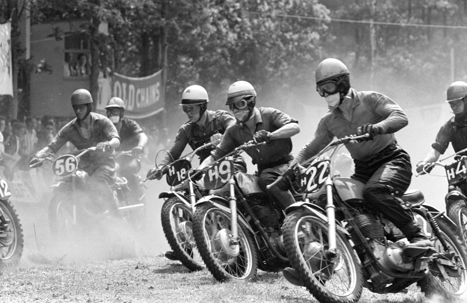 Grand Prix Motor Cross te Schijndel Tijdens de eerste manche vlnr no 39 To, Bestanddeelnr 915-2392