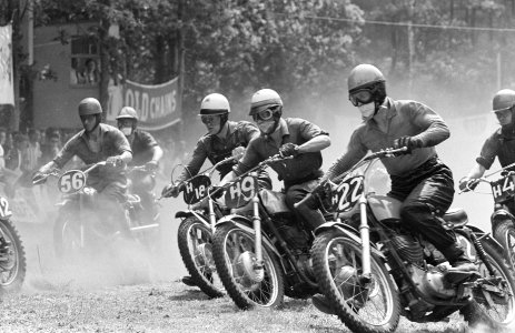 Grand Prix Motor Cross te Schijndel Tijdens de eerste manche vlnr no 39 To, Bestanddeelnr 915-2392