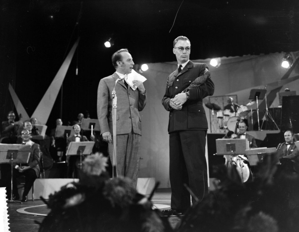 Grand Gala Du Disque in Kurhaus. Wim Sonneveld en kpt. Diepenbeek, Bestanddeelnr 912-9923