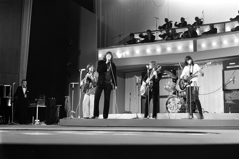 Grand Gala du Disque in RAI Amsterdam. The Cats tijdens optreden, krijgen Edison, Bestanddeelnr 923-3042