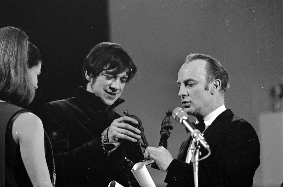 Grand Gala du Disque Ramses Shaffy ontvangt Edison van Wim Sonneveld (rechts), Bestanddeelnr 921-1477