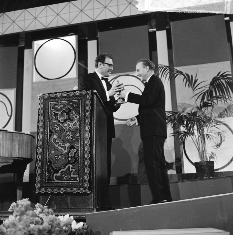 Grand Gala du Disque populier in Kurhaus te Scheveningen Wim Sonneveld en Bomans, Bestanddeelnr 915-6284