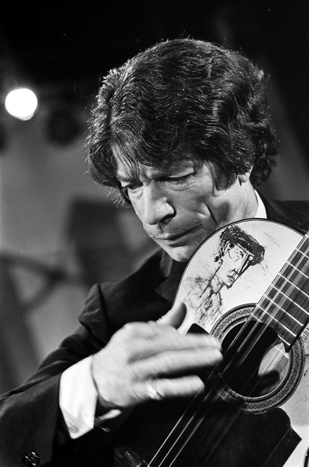 Grand Gala du Disque in de RAI. Gitarist Manitas de Platas uit Spanje, Bestanddeelnr 921-1451