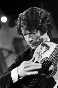 Grand Gala du Disque in de RAI. Gitarist Manitas de Platas uit Spanje, Bestanddeelnr 921-1451