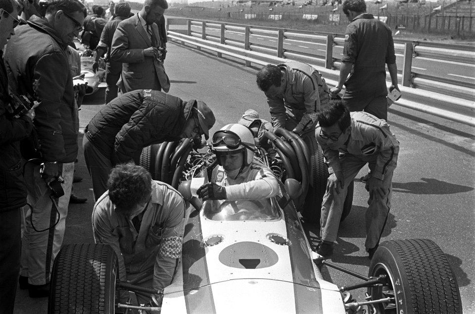 Grand Prix 68 Zandvoort training. Nummers 8.9.10 Graham Hill, Bestanddeelnr 921-4530