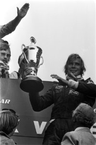 Grand Prix op Zandvoort, winnaar James Hunt tijdens huldiging, Bestanddeelnr 928-7513 photo
