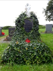 Grabstein auf dem Friedhof in Obernissa