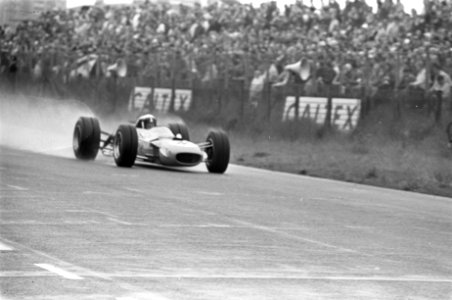 Grand Prix 68 Zandvoort. Jackie Stewart in de regen, Bestanddeelnr 921-4604 photo