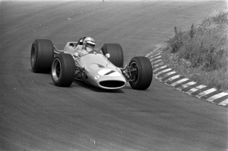 Grand Prix 68 Zandvoort training. Nummer 4 Dennis Hulme , nummer 5 Graham Hill, Bestanddeelnr 921-4532