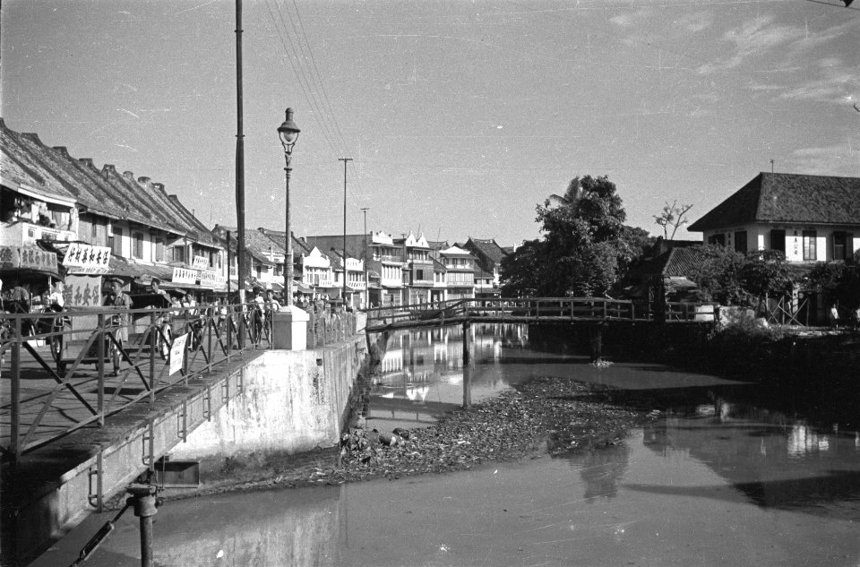 Gracht in Chinese wijk (Glodok) in Benedenstad Batavia, Bestanddeelnr 512-1-3