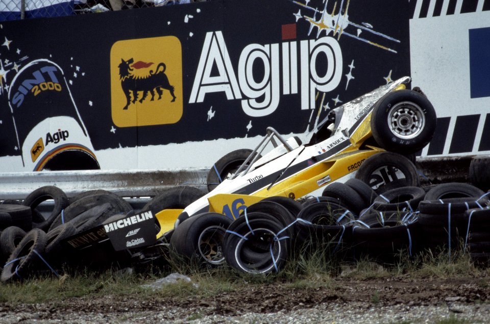 Grand Prix op Zandvoort wagen Arnoux in de vangrail, Bestanddeelnr 253-8756