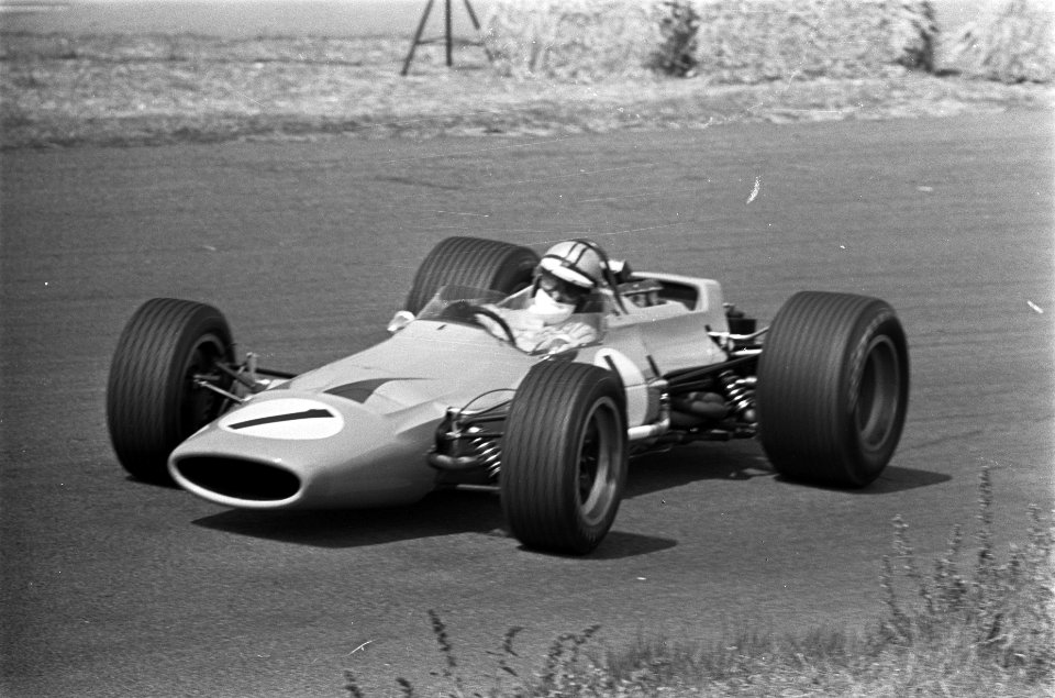 Grand Prix 68 Zandvoort training. Denny Hulme (1) in zijn Mc Laren Ford in akti…, Bestanddeelnr 921-4525