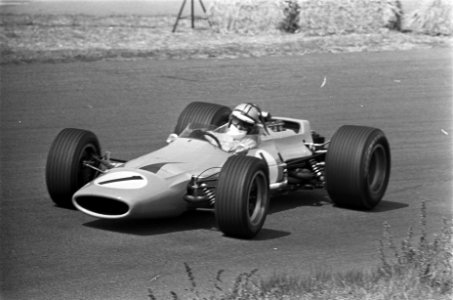 Grand Prix 68 Zandvoort training. Denny Hulme (1) in zijn Mc Laren Ford in akti…, Bestanddeelnr 921-4525