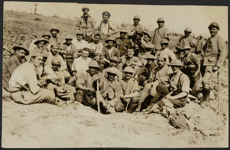 Group of French Poilus and British Tommies during a short rest in their work, Bestanddeelnr 158-1749