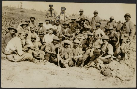 Group of French Poilus and British Tommies during a short rest in their work, Bestanddeelnr 158-1749