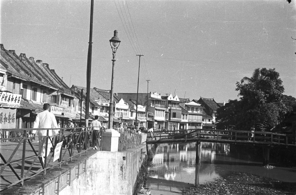 Gracht in Chinese wijk (Glodok) in Benedenstad Batavia, Bestanddeelnr 512-1-4