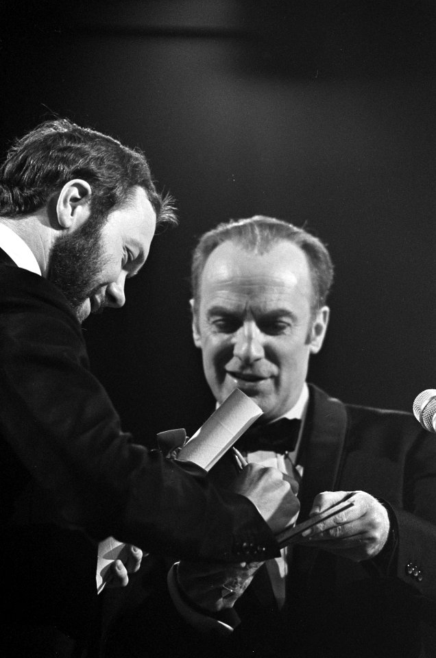 Grand Gala du Disque . Peter Brown (manager Beatles) ontvangt Edison uit handen , Bestanddeelnr 921-1488