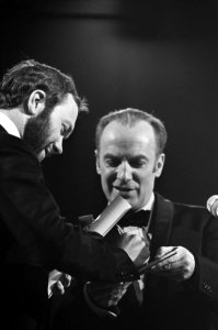 Grand Gala du Disque . Peter Brown (manager Beatles) ontvangt Edison uit handen , Bestanddeelnr 921-1488