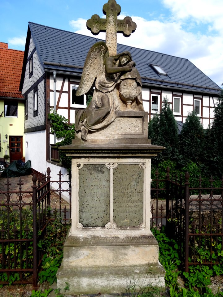Grabstein neben der Kirche in Eichicht 1 (Rückseite)