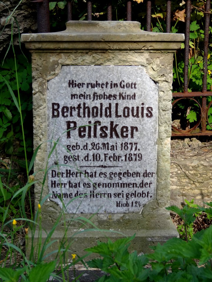 Grabstein neben der Kirche in Eichicht 2