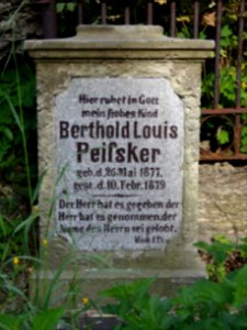 Grabstein neben der Kirche in Eichicht 2