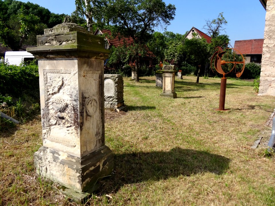 Grabsteine neben der Kirche von Bechstedtstraß 2