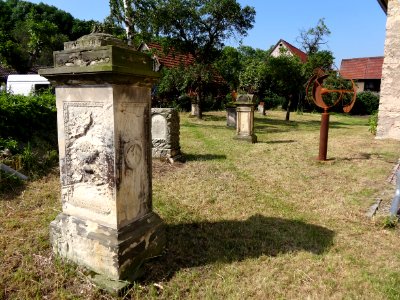 Grabsteine neben der Kirche von Bechstedtstraß 2