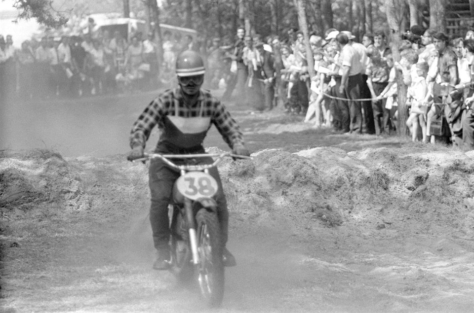 Grand Prix Motor Cross te Schijndel Tijdens de eerste manche vlnr no 39 To, Bestanddeelnr 915-2391