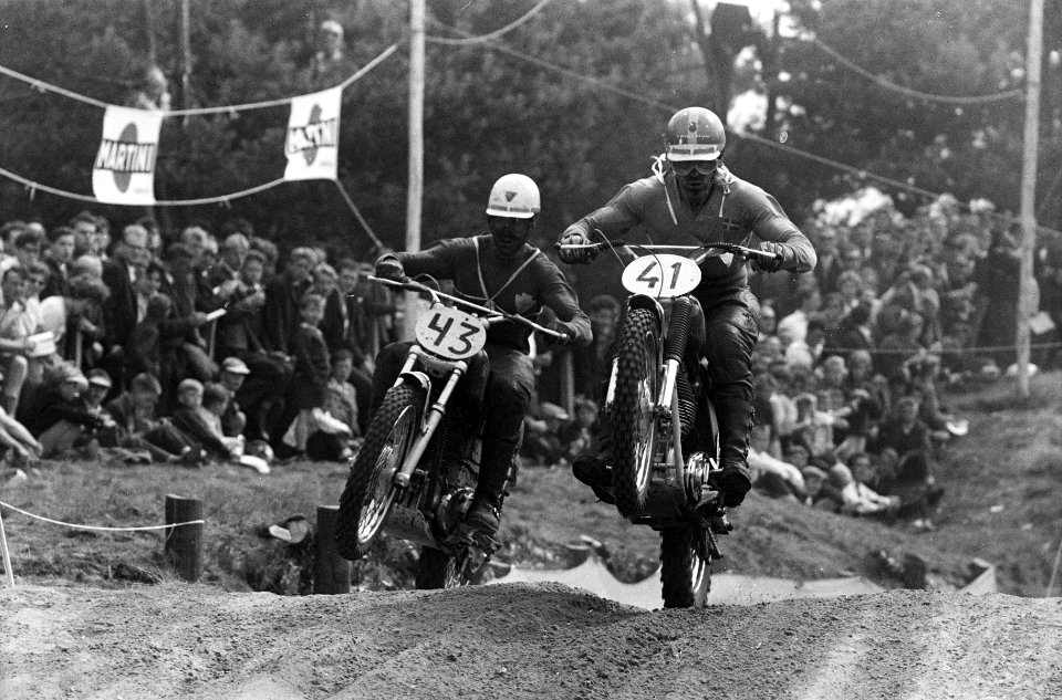 Grand Prix motorcros 1962 in Lichtevoorde 500 cc de twee Zweden GJ Johansson e, Bestanddeelnr 914-1637