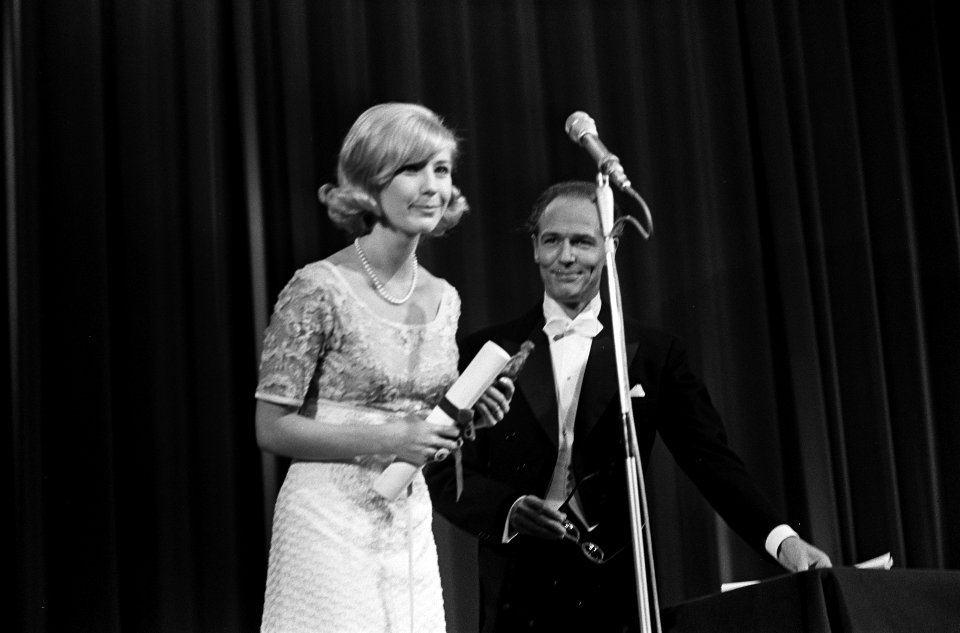 Grand Gala du Disque 1965 , Willeke Alberti ontvangt Edison van Guus Oster, Bestanddeelnr 918-2588