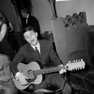 Grand Gala du Disque in Concertgebouw Uitreiking Edisons Adamo met gitaar, Bestanddeelnr 916-9667